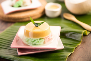 Kue Basah Bondek Tradisional dengan Kelapa Muda